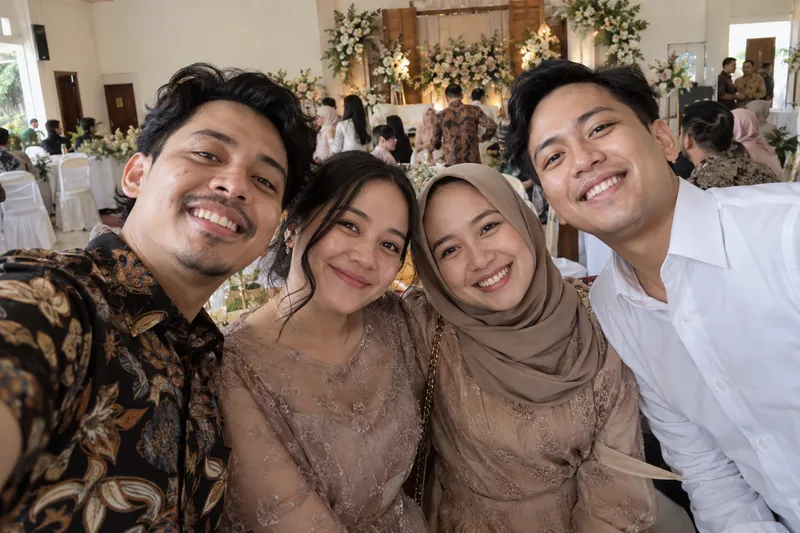 Selfie empat tamu di resepsi wedding